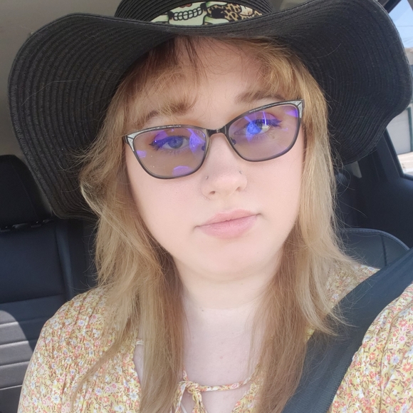 Meet your Posher, Alison - Picture 2 of 2